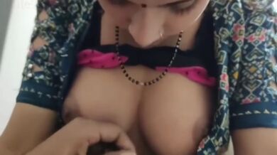 Pati ke lund ko choos kar sukh de rahi sexy Bengali wife