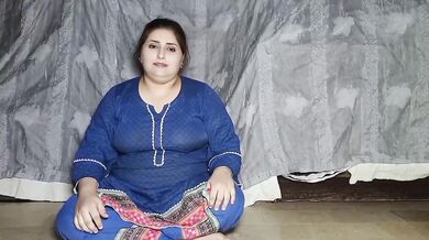 Chut aur gaand dikha kar chudai ka invitation deti bhabhi