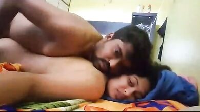 Ulti lita kar girlfriend ko choda aur banaya Desi Sex MMS