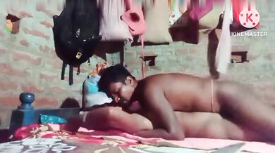 Zameen par biwi ki mast chudai wali Amateur Indian Sex Video