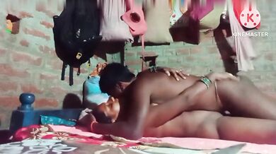 Zameen par biwi ki mast chudai wali Amateur Indian Sex Video