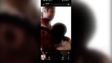 Video call par dost ke saamne sexy biwi ki boobs sucking