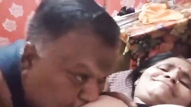 Sexy aunty ke juicy boobs chooste hue pati ne banaya XXX MMS