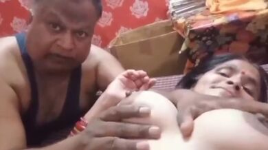Sexy aunty ke juicy boobs chooste hue pati ne banaya XXX MMS