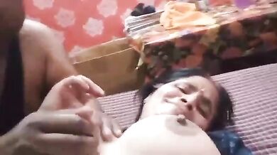Sexy aunty ke juicy boobs chooste hue pati ne banaya XXX MMS