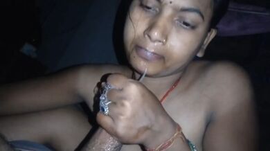 Lund choos kar chut chudwati hot wife ki Bengali Sexy Video