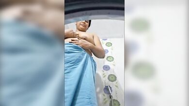 Bathroom mein banayi sexy Aunty ne XXX Desi Nude MMS Video