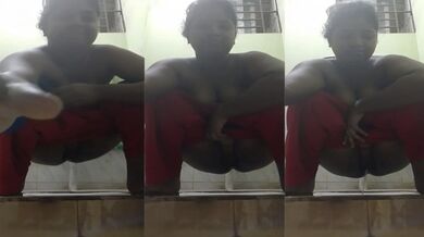 Bathroom mein moot-te hue apni nude video banati Mallu girl