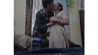 Safayi kar rahi sexy biwi ko choda aur banaya Desi Sex MMS