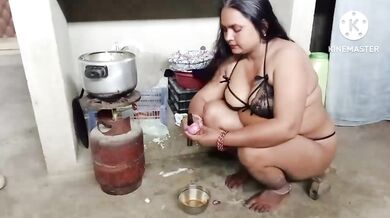 Sabzi bana rahi chubby wife ki chudai wali Desi Sex Video