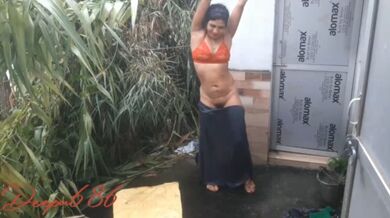 Khule mein nahati aurat ki chudai wali Indian Sex Video