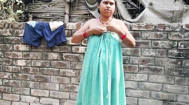 Village ki hot Bhabhi ki outdoor chudai wali Desi Sex Video