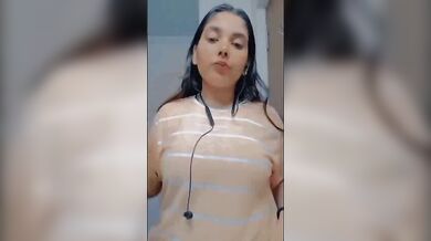 Khoobsurat chhinaal ne bathroom mein banaya apna Nude MMS