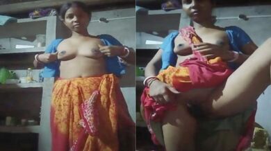Saree khol kar apni chut aur boobs dikhati sexy village bhabhi
