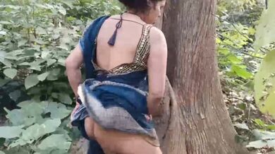 Yaar ko bula kar jungle mein chut chudwati cheating housewife