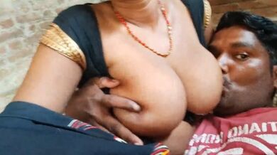 Biwi ko masti se chooste hue pati ne banaya Desi Sex MMS