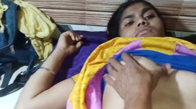 Tight jism wali desi laundiya ki chut chudai ka MMS banaya