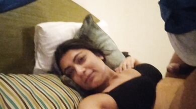 Hotel room mein sexy Mumbai girl ne choosa apne yaar ka loda