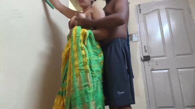 Kitchen mein kaam karti biwi ki chudai wali Desi Sex Video