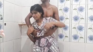 Jawan ladki ki bathroom chudai wali Indian Short Porn Film