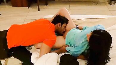 Yaar ko ghar bula kar chut ki pyaas bujhati married bhabhi