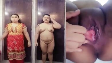 Bathroom mein chubby housewife ne banayi apni Desi Nude Reel