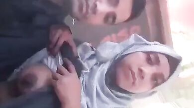 Hijabi bhabhi ke boob ko chooste devar ki XXX Sex Reel