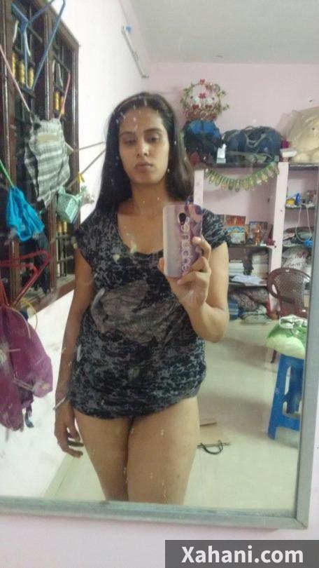 Mumbai ki MILF bhabhi apni smooth thighs flaunt karti hui ek sexy mirror selfie le rahi hai.
