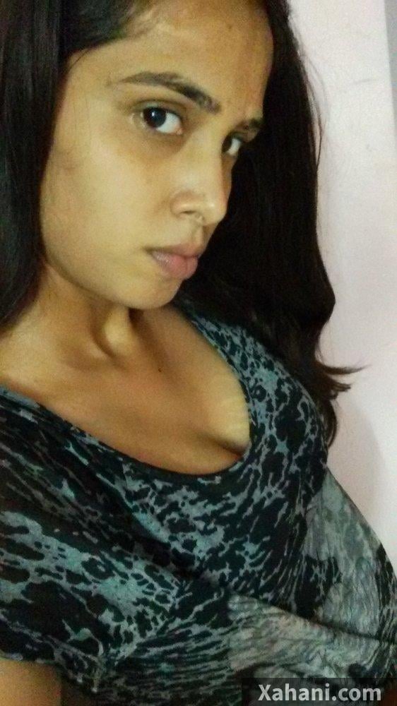 Camera ki taraf apni sexy kaali aankhon se seedha dekh rahi hai