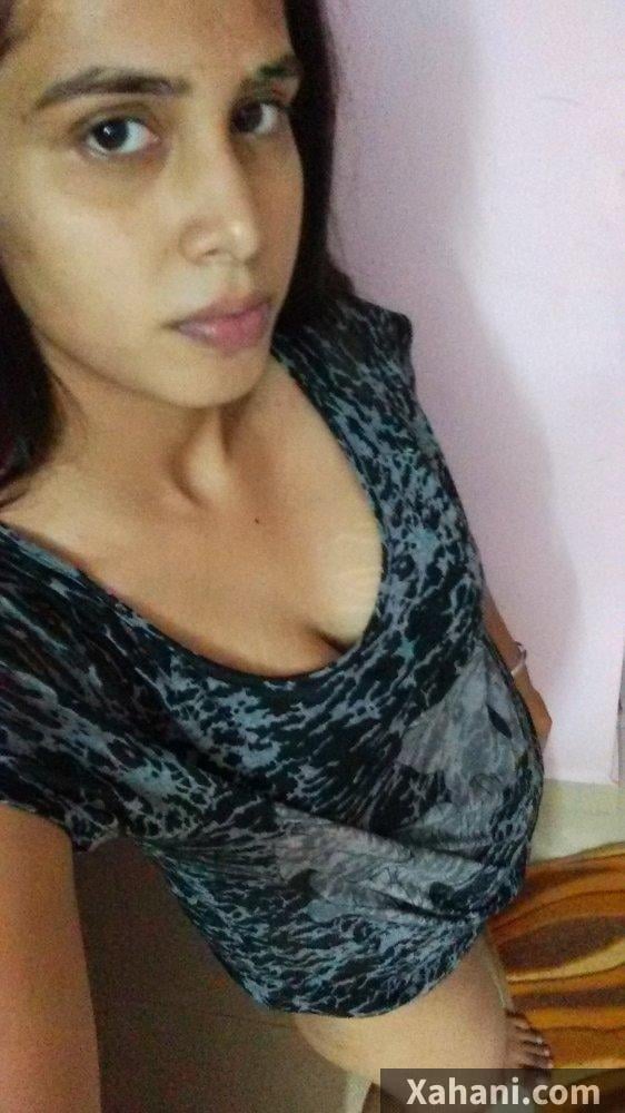 Dekho wo amazing looking cleavage valley. Kaun nahi chahega waha explore karne?