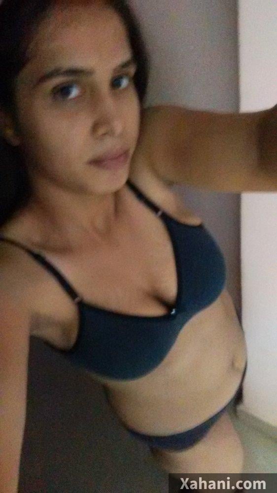 Phir se upper-angle shot uski hot MILF body ka detailed view lene ke liye