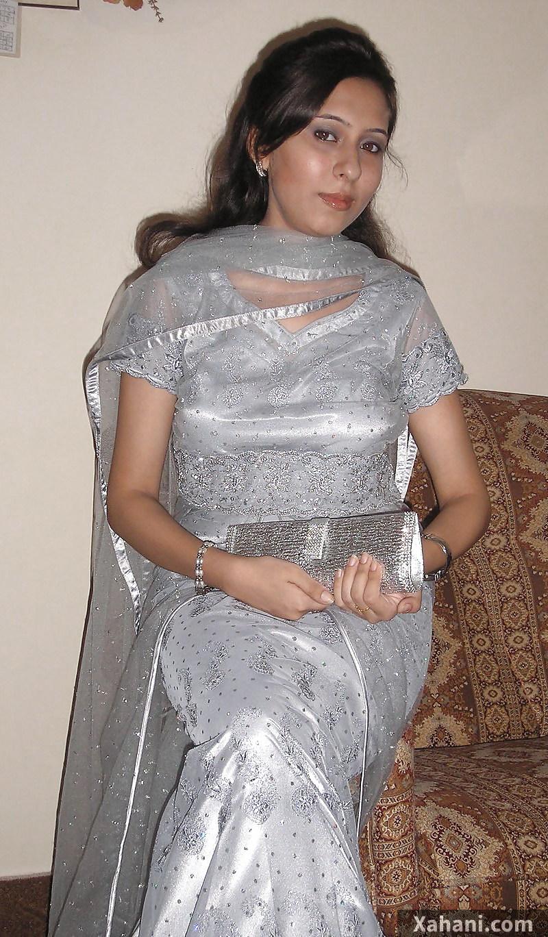 Software engineer ki zabardast looking desi wife modern outfit mein