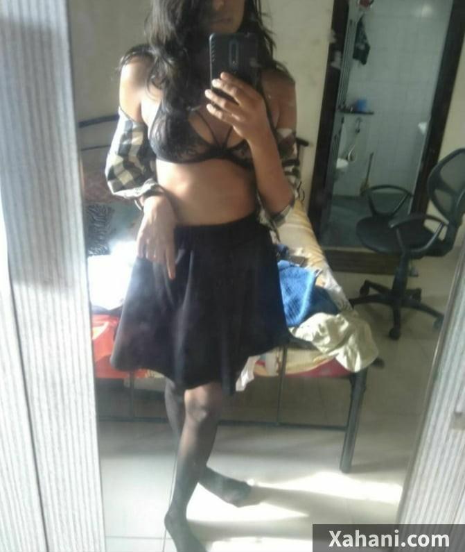 Aur ek mirror capture; bilkul asli randi lag rahi hai