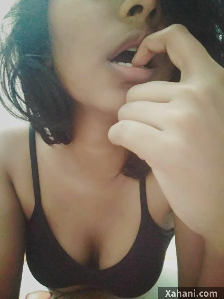 Soch rahi hai ki uska boyfriend kab use uska lund dega.