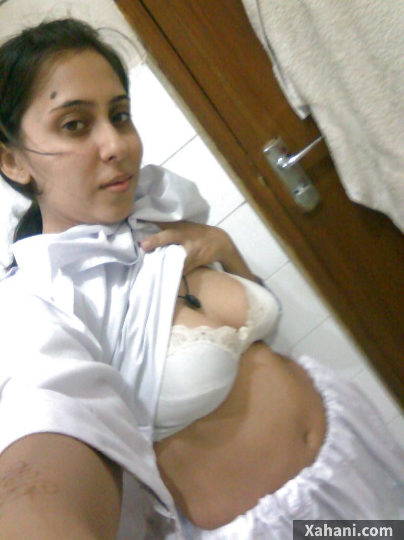 Alag din, woh apni shirt uthane ka faisla karti hai aur apni sexy bra dikhati hai