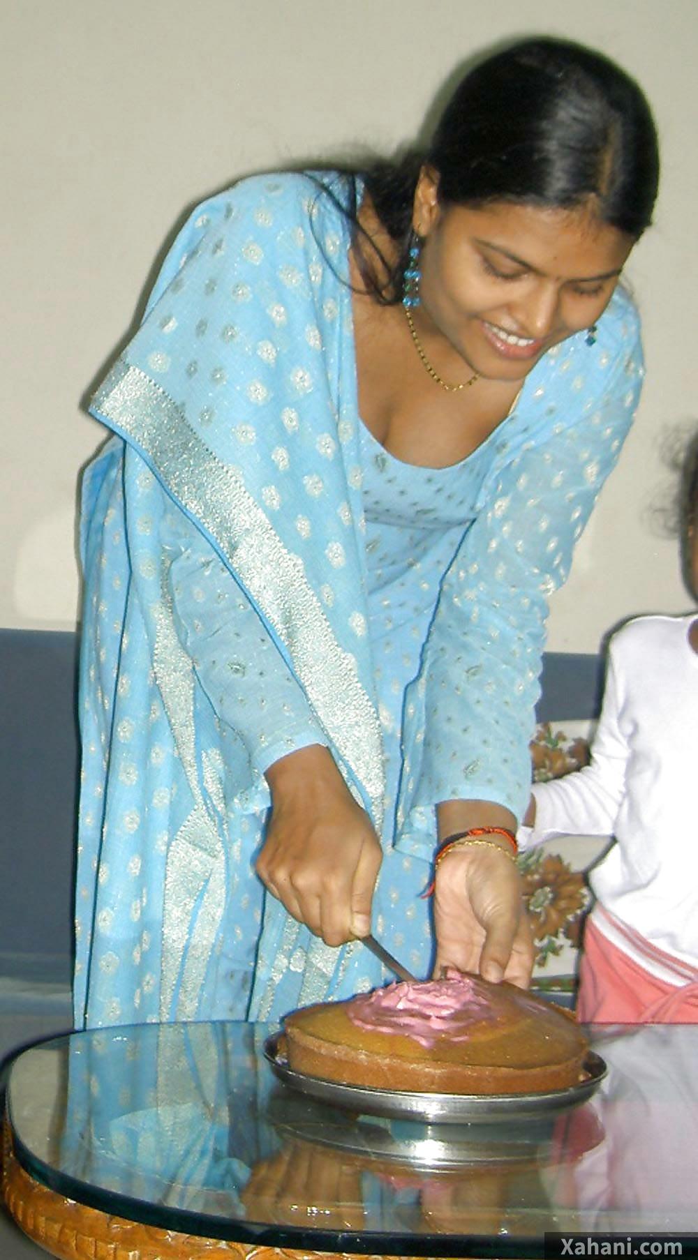 Sanskari bhabhi apni anniversary cake katte hue apna thoda sa cleavage dikhane se rok nahi pa rahi!