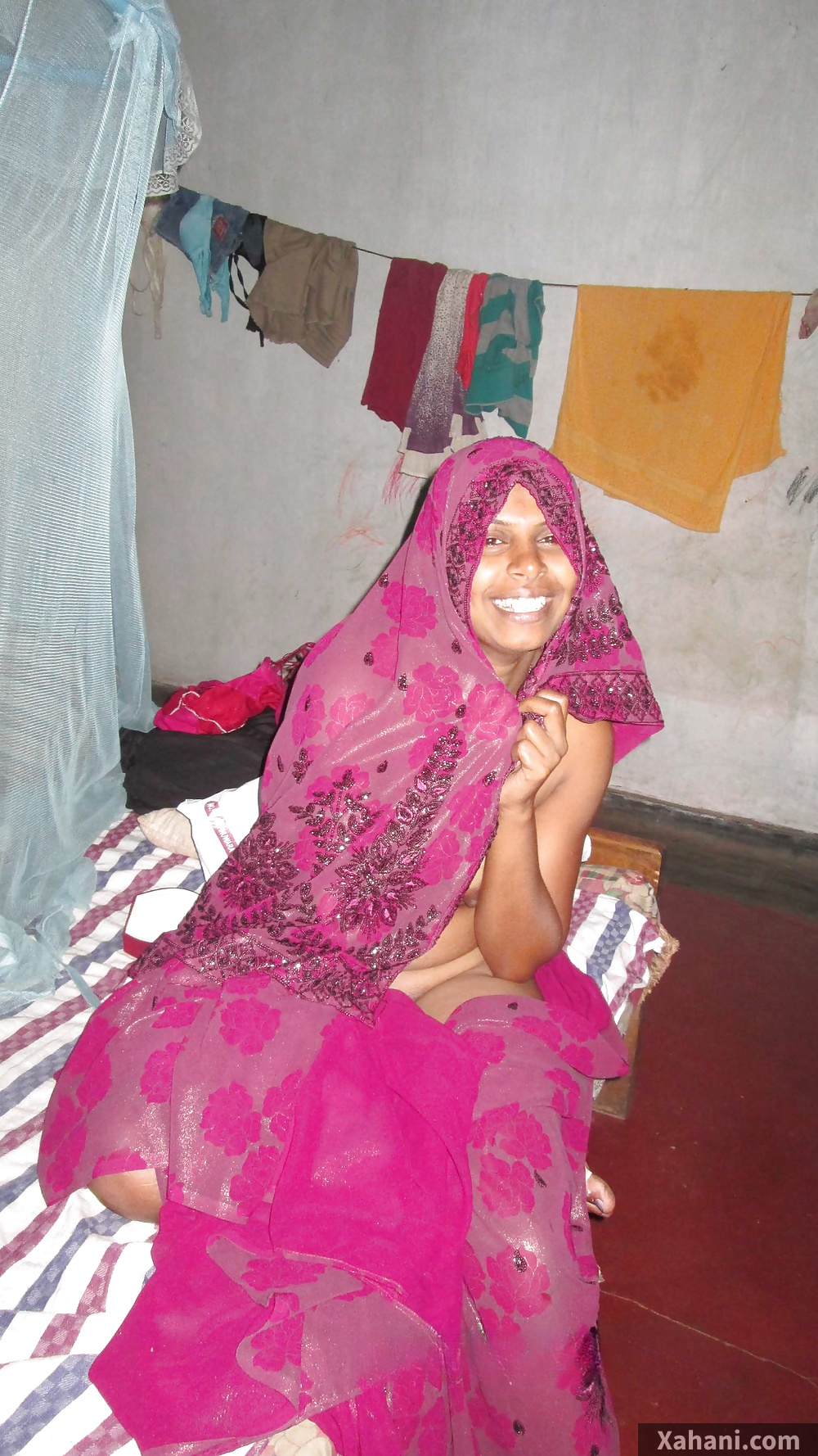 Devar ke kamre mein aate hi bhabhi ne shuru ki apni gandi harkatein saree se chehra chhupaya smile di