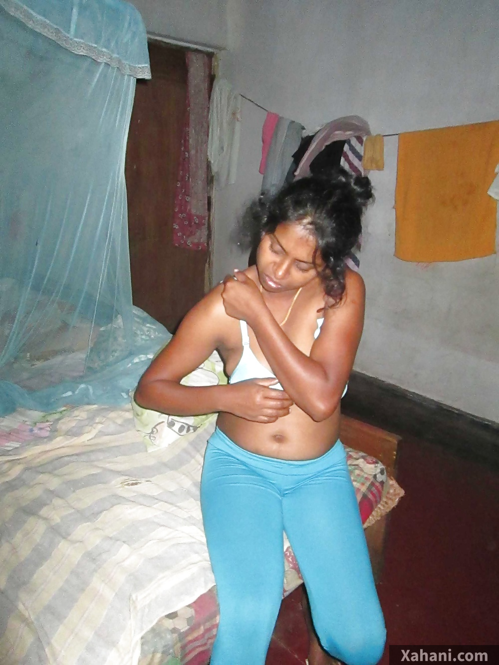 Khade hokar bhabhi ne apni white bra adjust ki devar ko tease karne ke liye