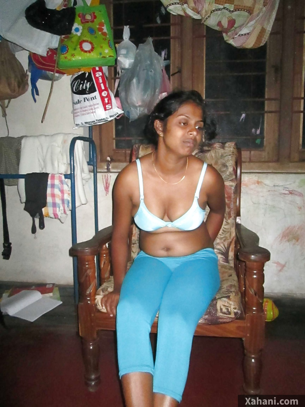 Chair pe baithi Kerala gharwali ne apni blue bra mein pose diya devar ke liye