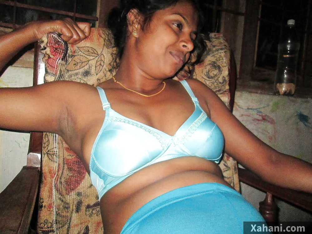 Relax hokar bhabhi ne diya pose apni bra mein devar ke camera ke saamne