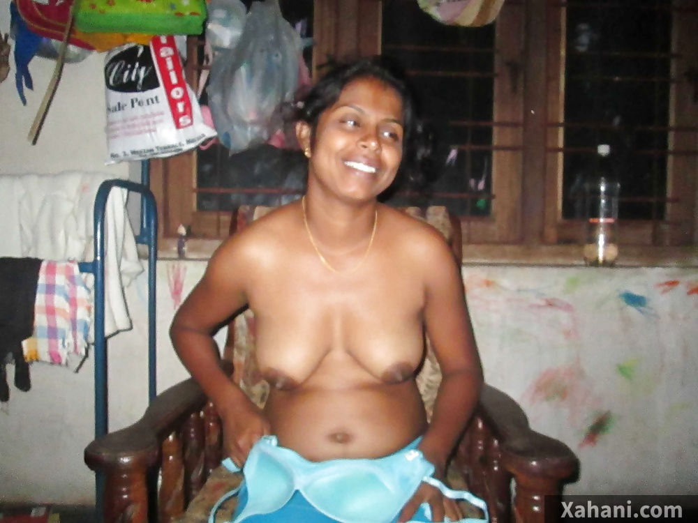 Lakdi chair pe baithi Kerala bhabhi ne apni bra utari devar ke camera ke liye haskar