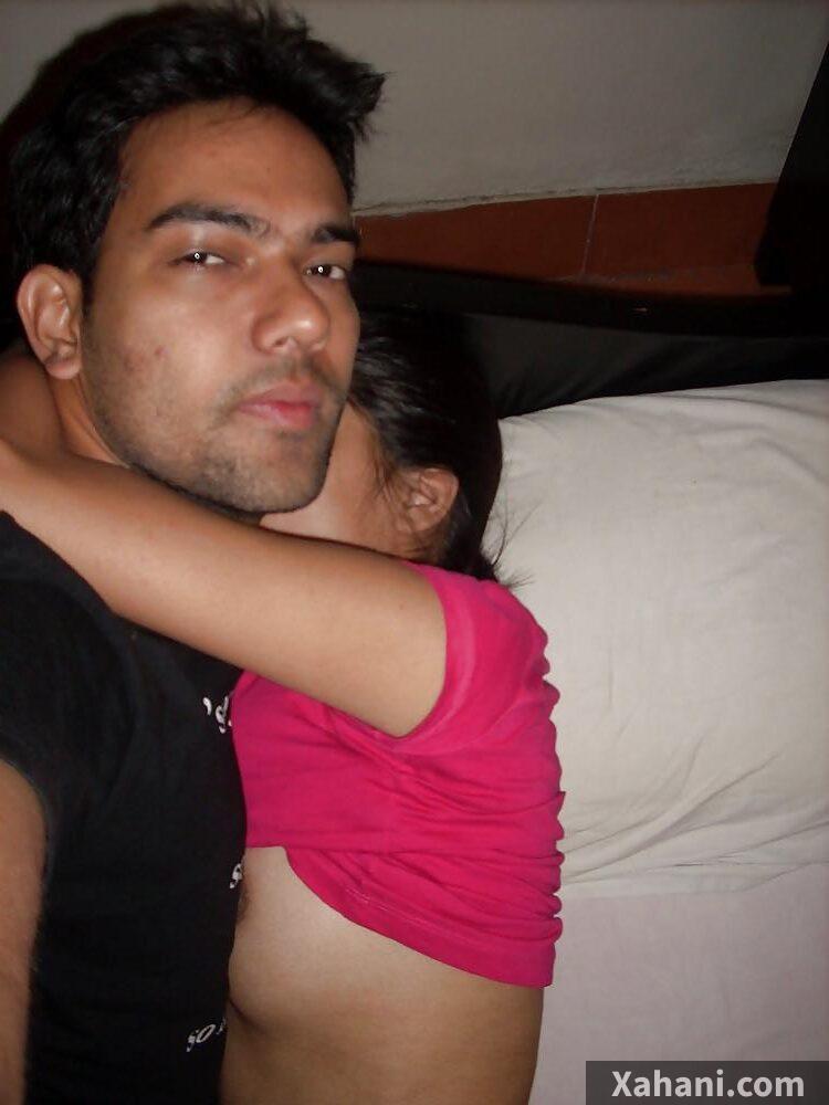 Us waqt tak pati room se chala gaya tha kuch pee ke liye... doosri taraf... bhabhi ko thodi si sharm aa rahi thi...