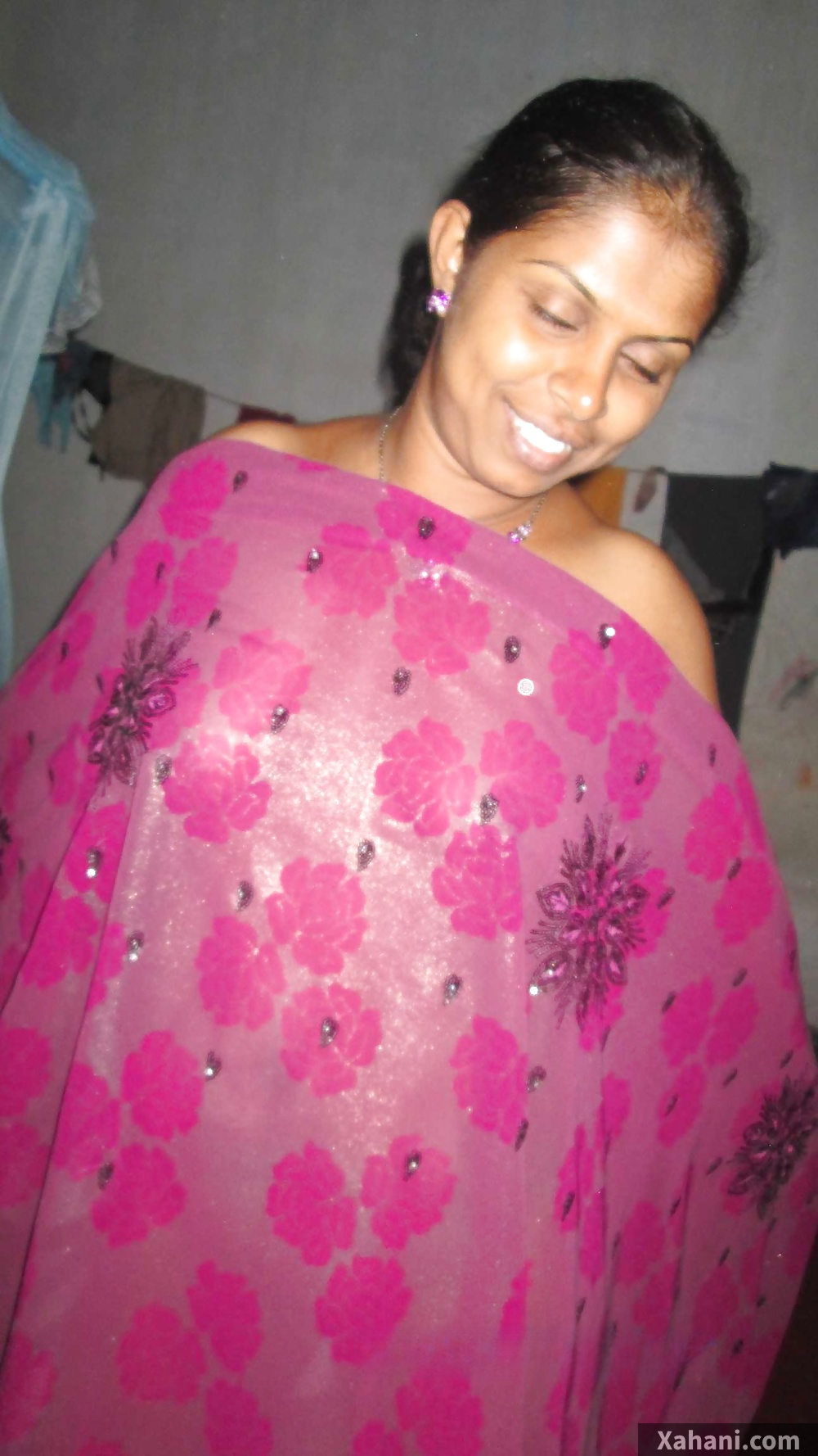 Pehli baar devar ke saamne sharam se saree girayi shoulder dikhaya yeh thi uski pehli tease
