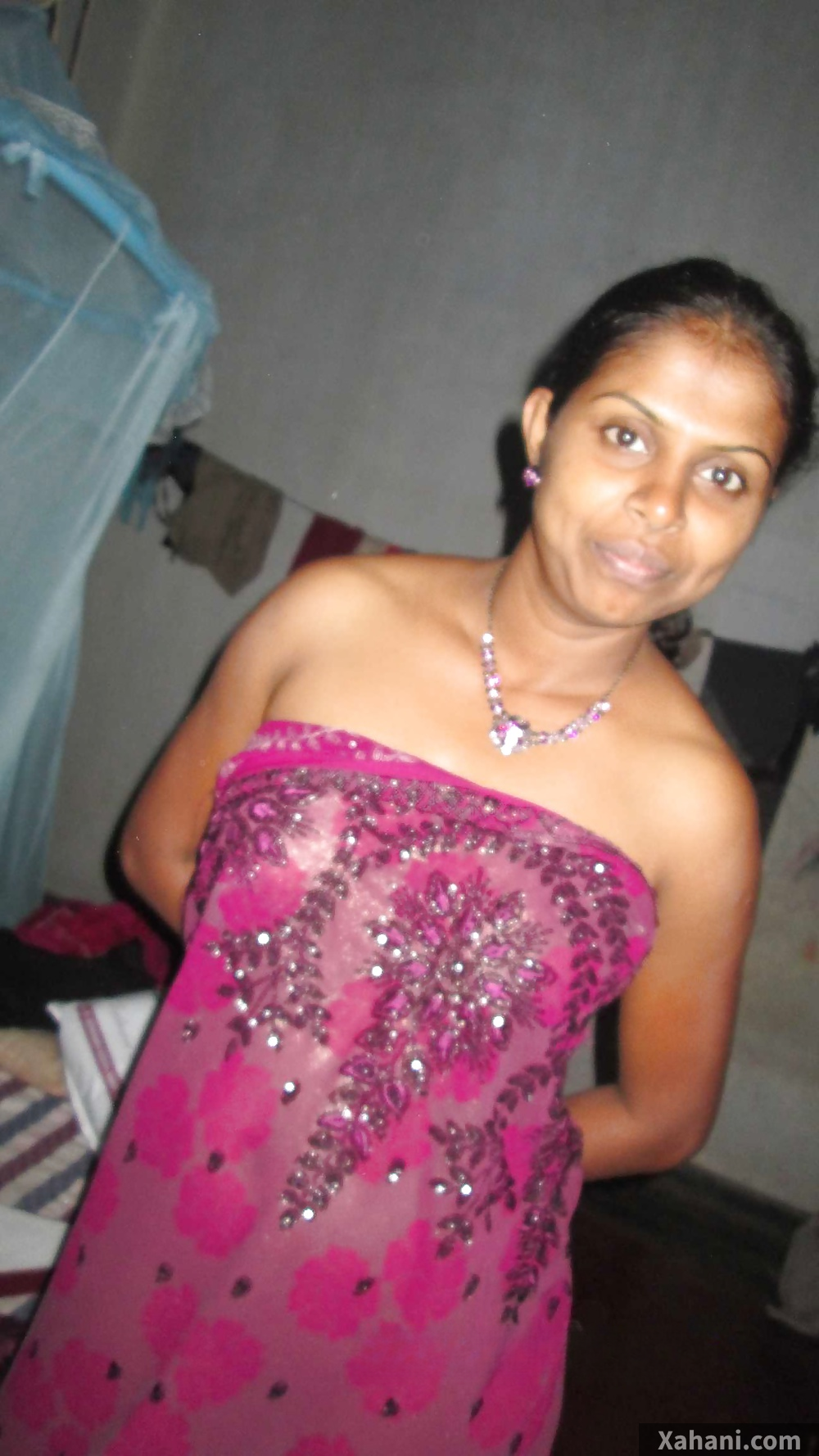 Ab poori tarah se nangi hone ka mood ban gaya saree ko strapless kiya devar ka camera on tha